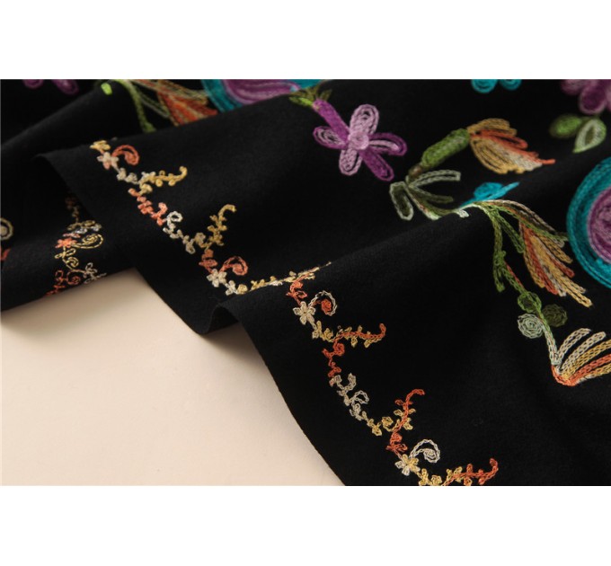 Кашеміровий шарф чорний з квітами