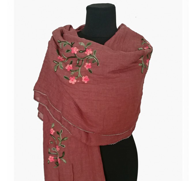 Шарф коричневий з вишивкою