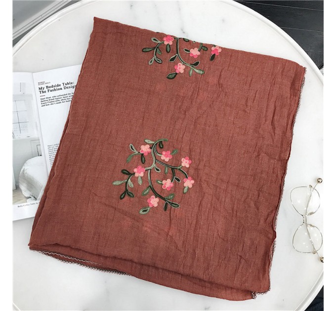 Шарф коричневий з вишивкою