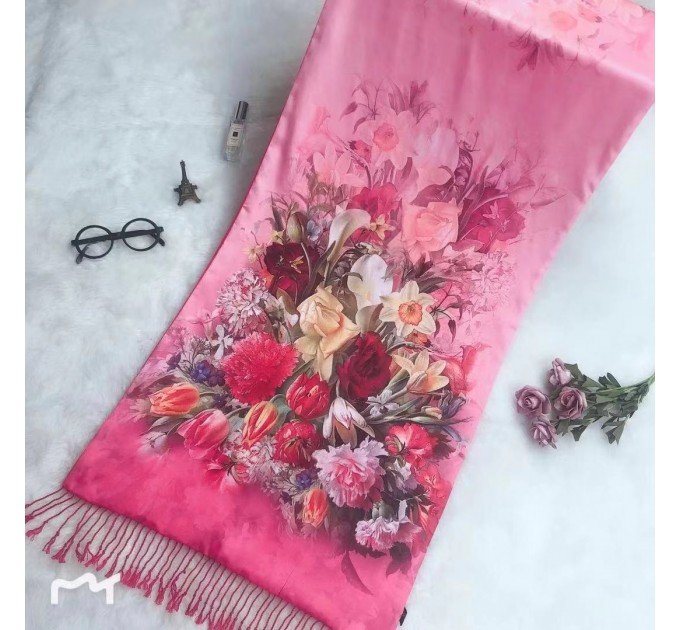  Жіночий шовковий шарф-палантин рожевий з букетом